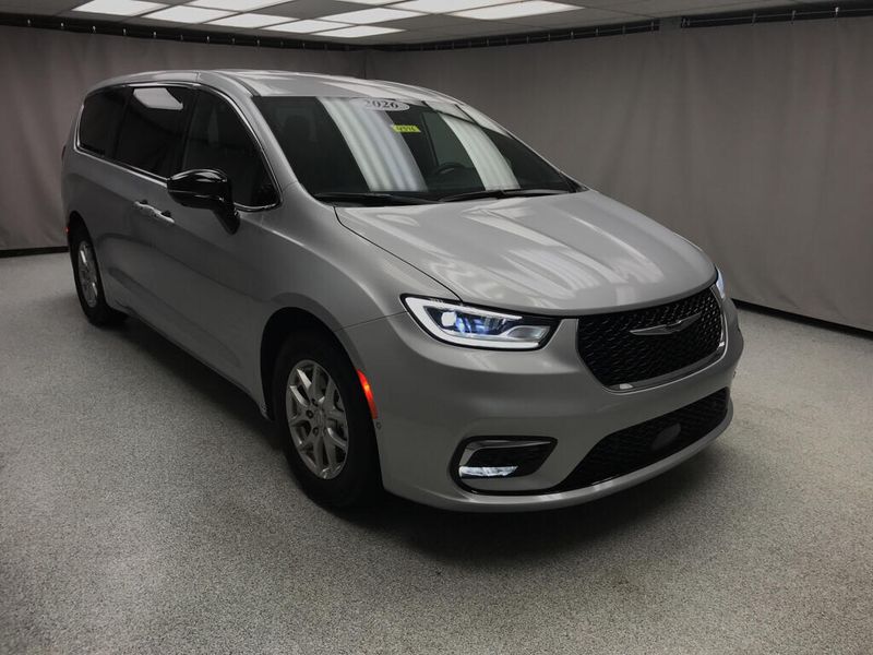Used 2026 Chrysler Pacifica SelectImage 5