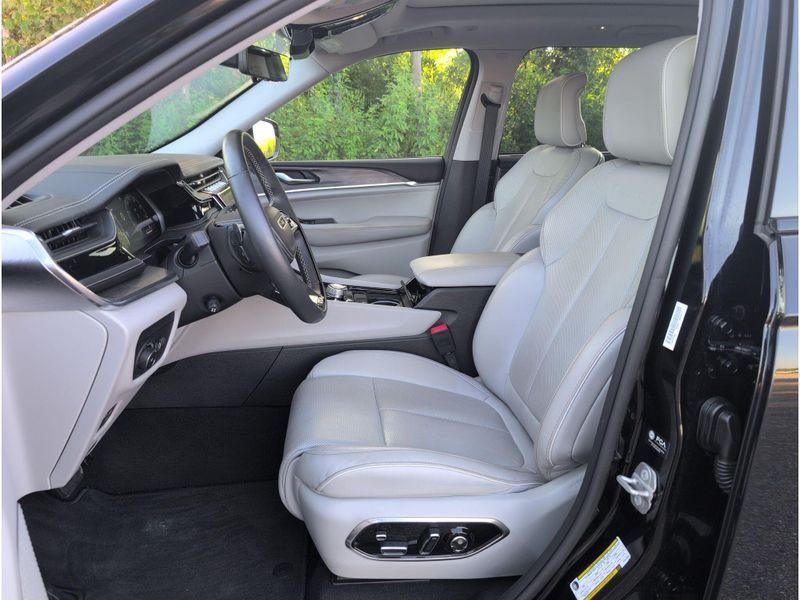 Used 2023 Jeep Grand Cherokee OverlandImage 11