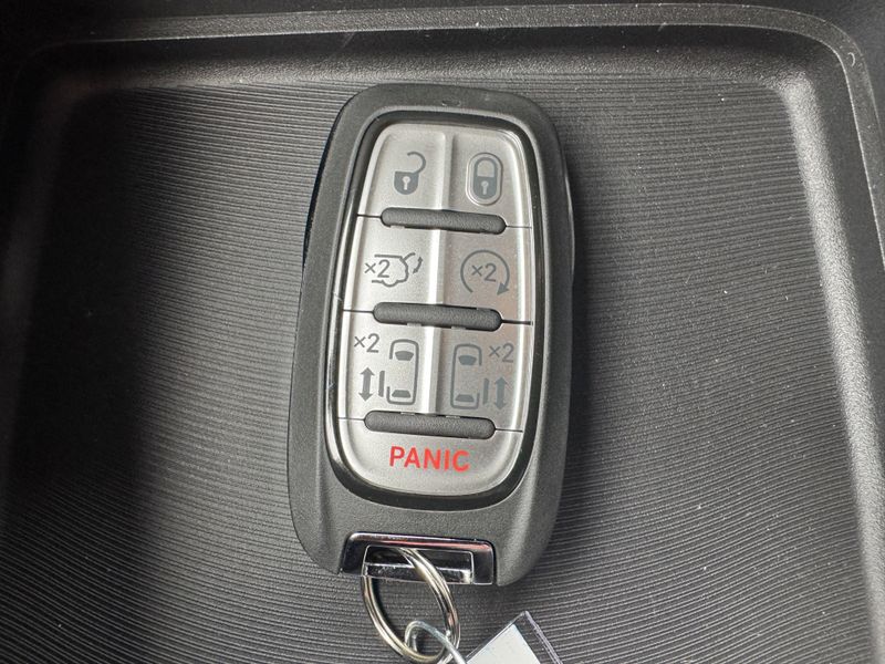 New 2025 Chrysler Pacifica SelectImage 27