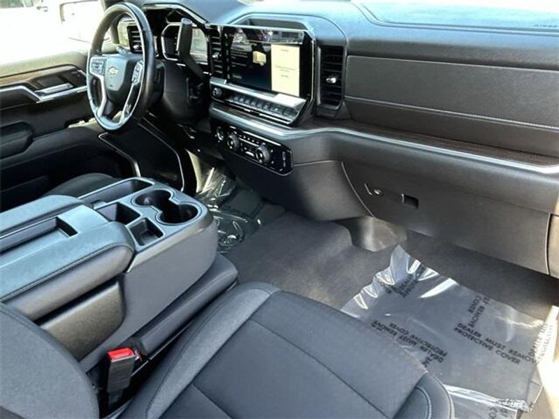 2022 Chevrolet Silverado LT photo 13
