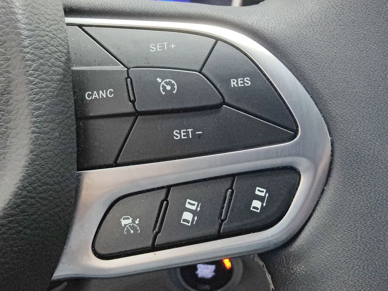2024 Chrysler Pacifica Limited AWD w/Safety SphereImage 35