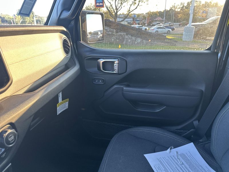 New 2025 Jeep Wrangler 4-door Sport SImage 5