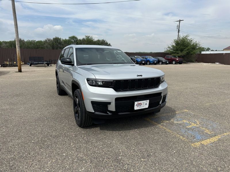 2024 Jeep Grand Cherokee L Altitude X 4x4Image 2