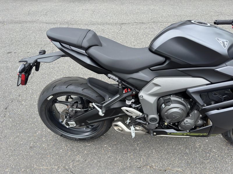 2025 Triumph Daytona 660 - SATIN GRANITE - SATIN JET BLACK 