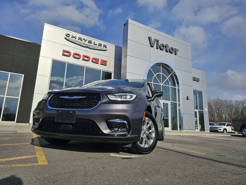 Used 2022 Chrysler Pacifica Touring LImage 1