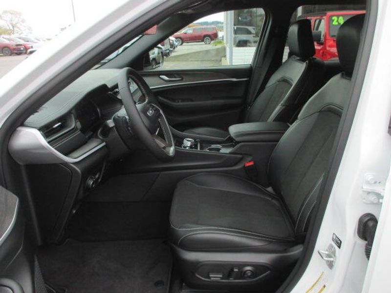 New 2026 Jeep Grand Cherokee Laredo Altitude 4x4Image 15