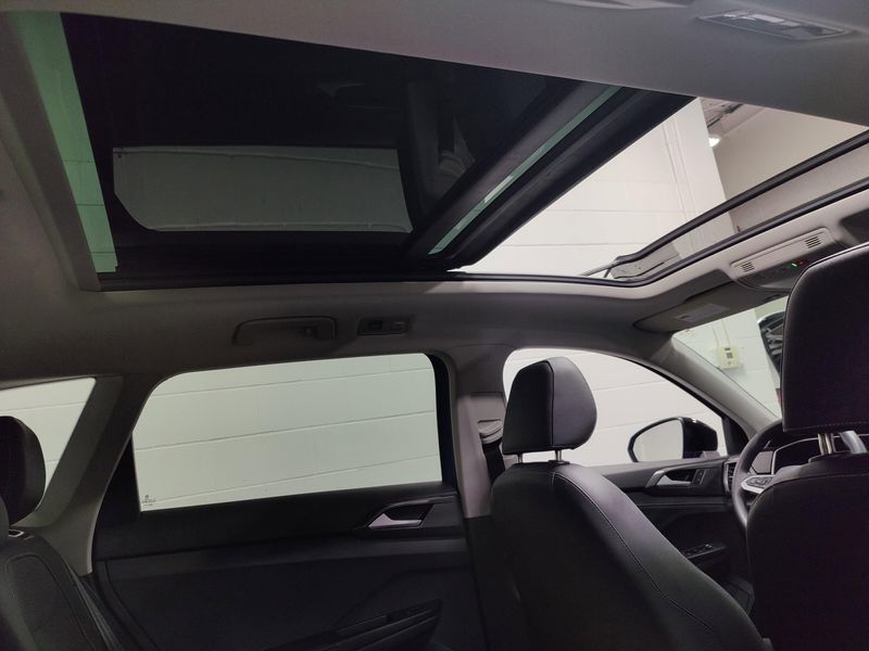 Used 2025 Volkswagen Taos SE Black AWD w/SunroofImage 5