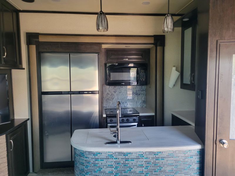 Used 2017 GRAND DESIGN MOMENTUM M- 388M Image 8