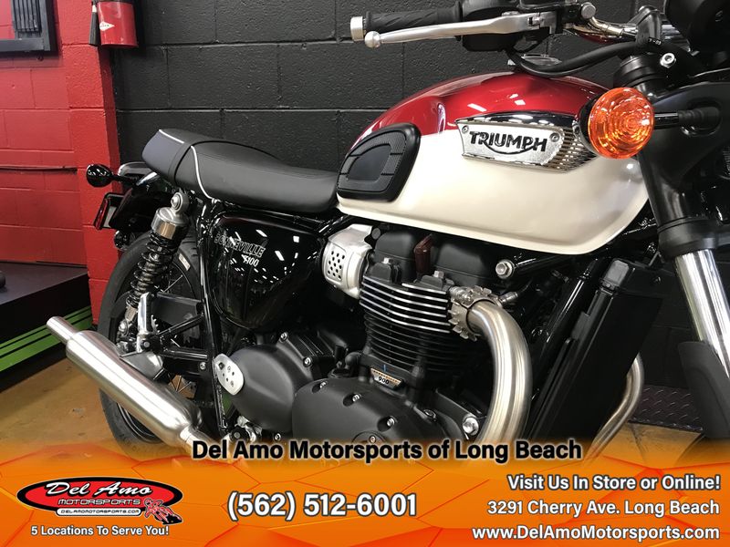 2023 Triumph BONNEVILLE T100  in a CARNIVAL RED/FUSION WHITE exterior color. Del Amo Motorsports of Long Beach (562) 362-3160 delamomotorsports.com 