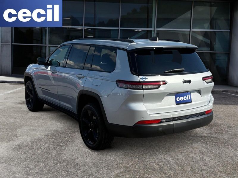 2025 Jeep Grand Cherokee Altitude photo 3