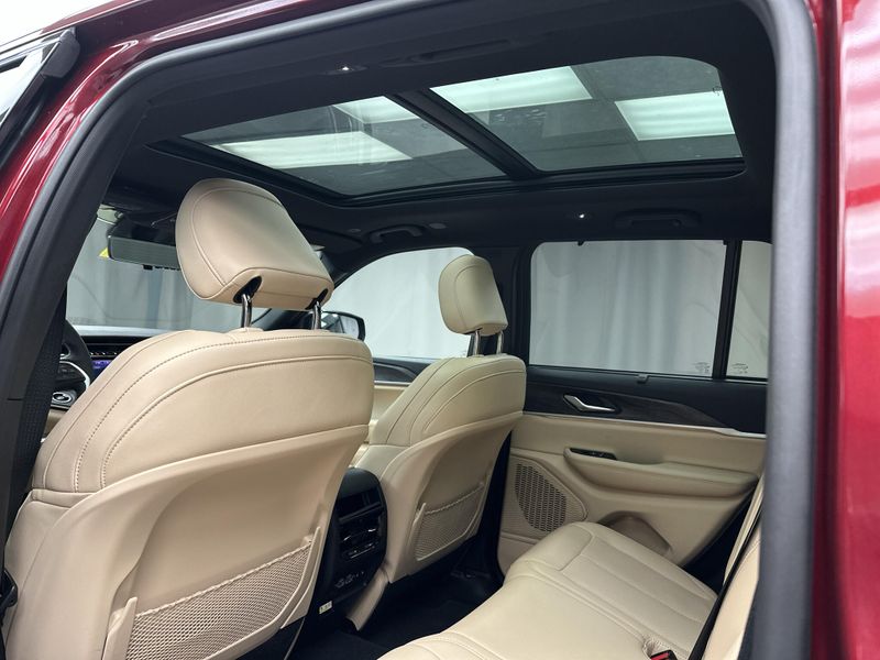 Used 2025 Jeep Grand Cherokee LimitedImage 16