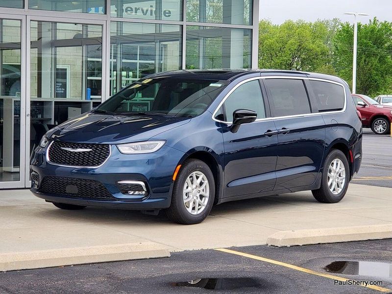 2025 Chrysler Pacifica SelectImage 7