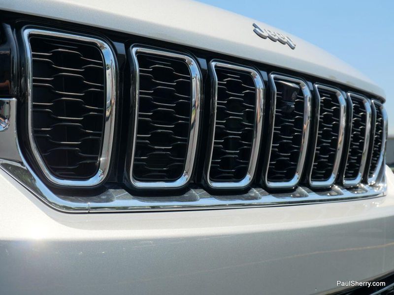 2025 Jeep Grand Cherokee Limited photo 11