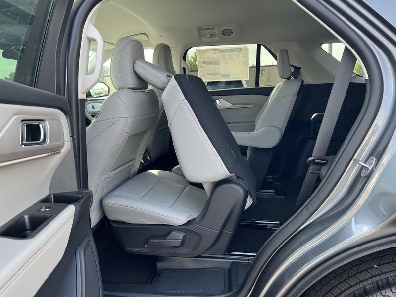2025 Ford Explorer photo 39