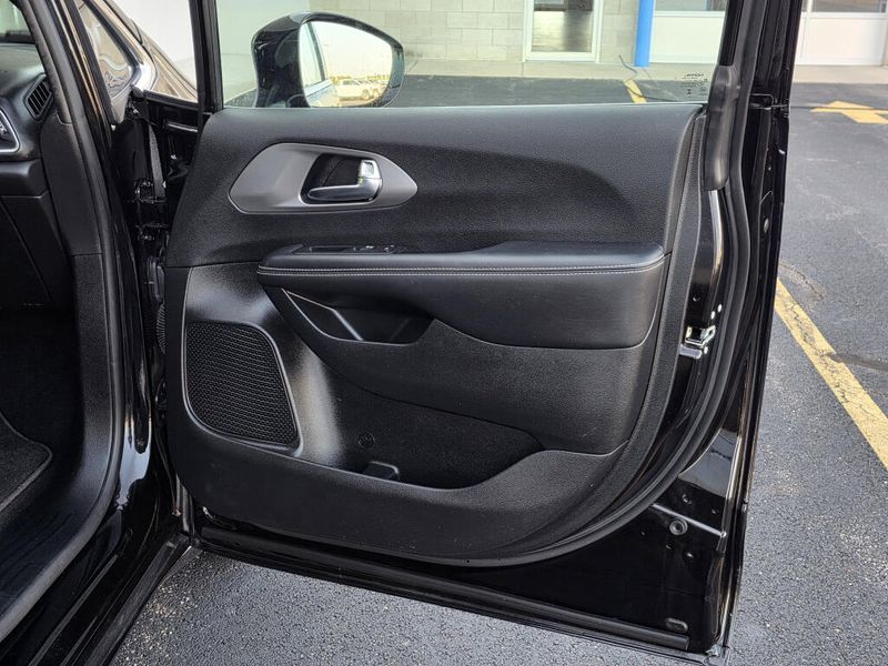 Used 2025 Chrysler Pacifica Select
