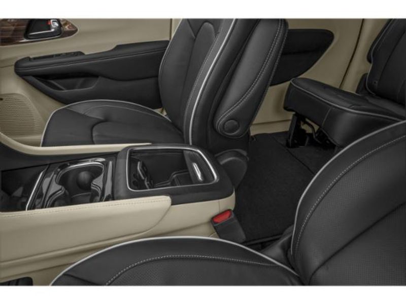 2024 Chrysler Pacifica Pinnacle photo 14