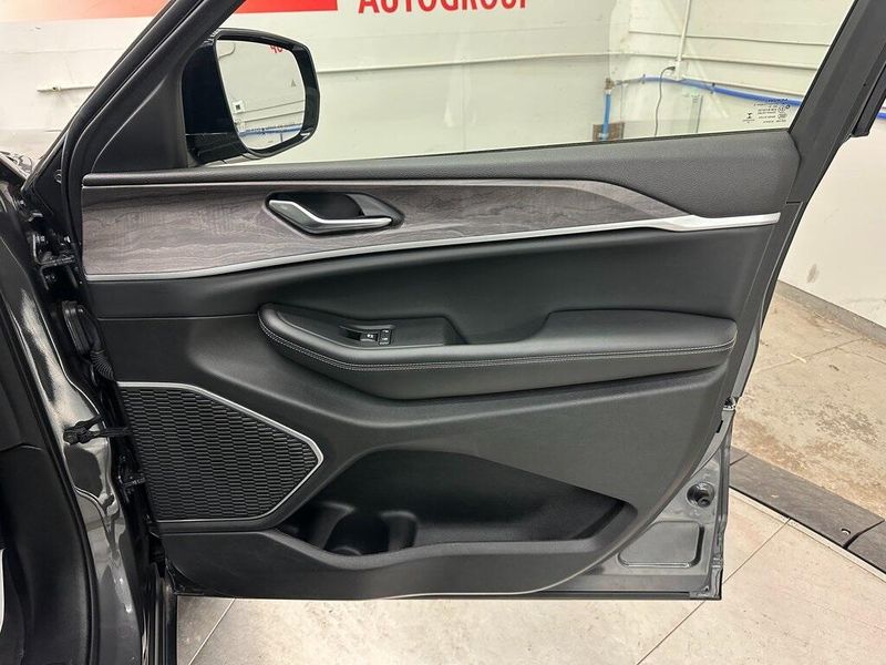 2022 Jeep Grand Cherokee L LimitedImage 30