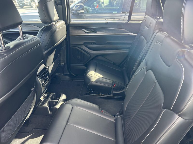 New 2025 Jeep Grand Cherokee L Limited 4x4Image 15