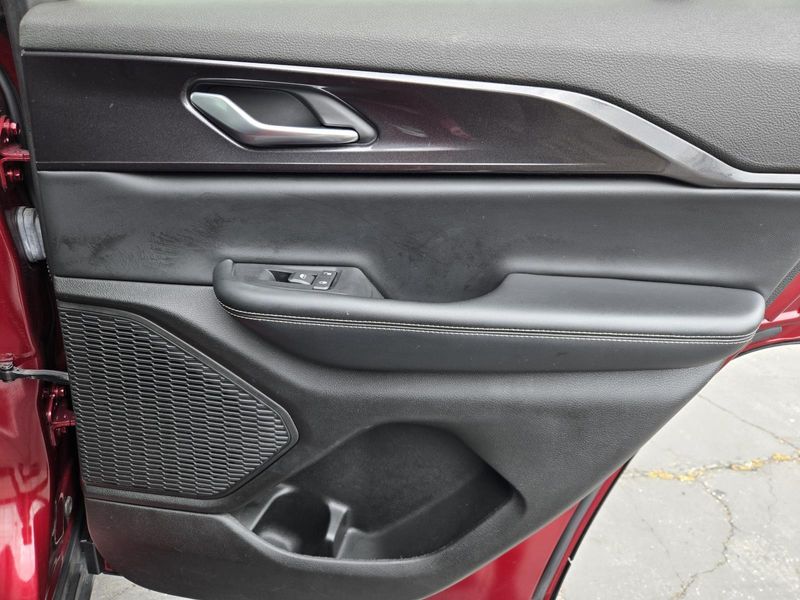 Used 2023 Jeep Grand Cherokee Laredo 4x2