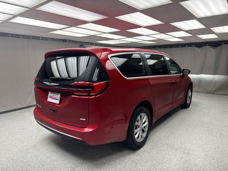 2025 Chrysler Pacifica Select AwdImage 4