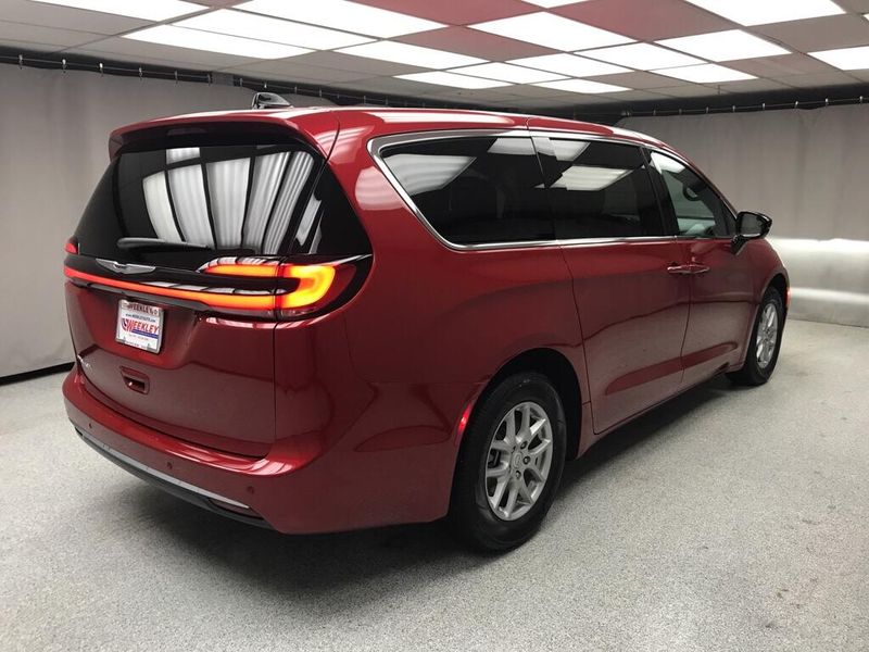 New 2026 Chrysler Pacifica SelectImage 12