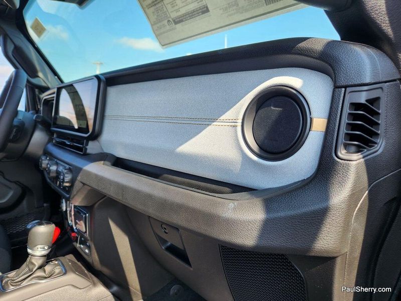 2025 Jeep Gladiator Willys photo 23