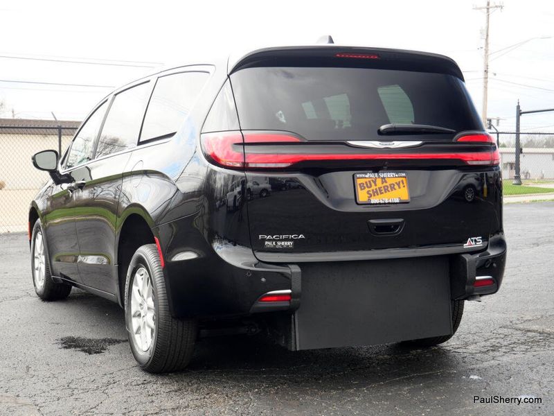 Used 2025 Chrysler Pacifica Select