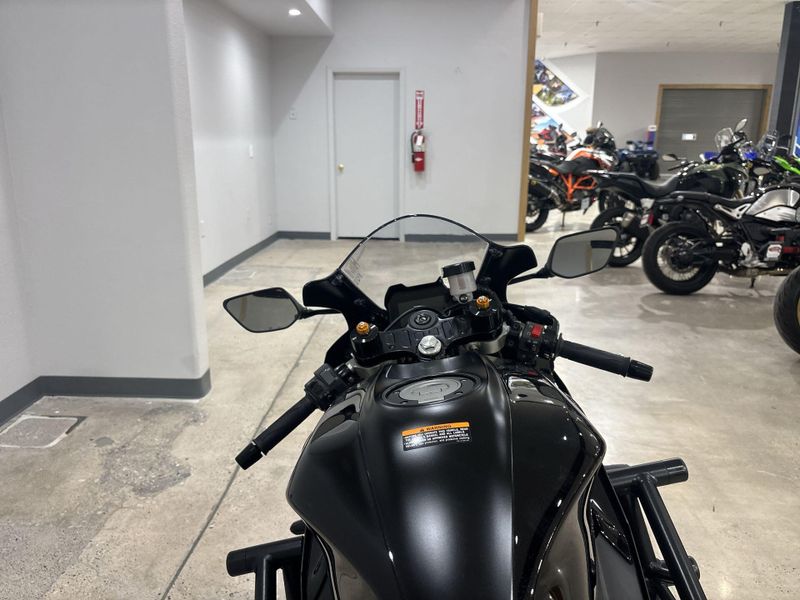 Used 2025 Yamaha YZF-R7 Image 16