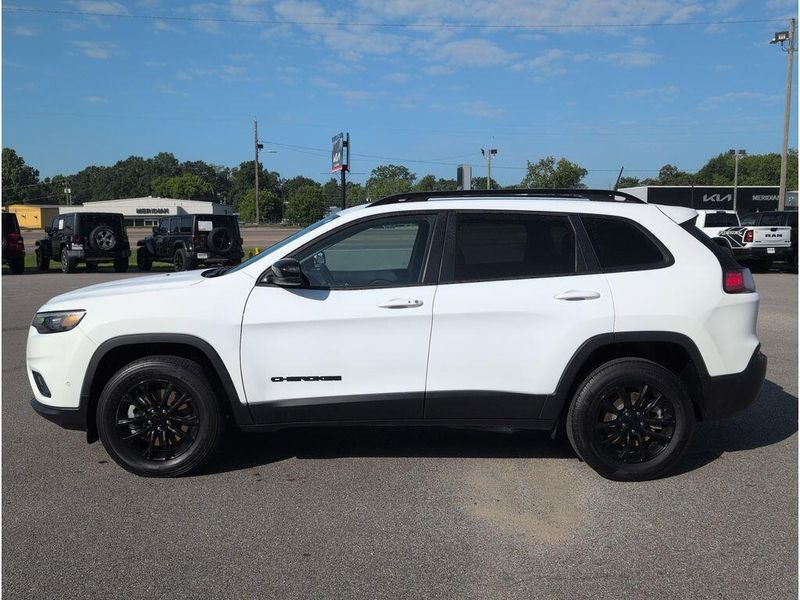 2023 Jeep Cherokee Altitude LuxImage 2