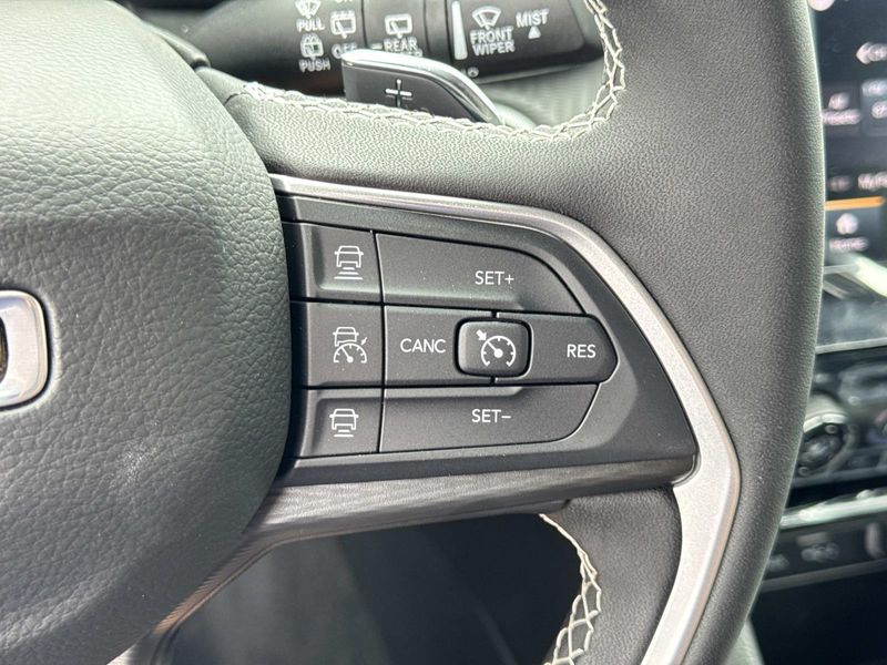 New 2026 Jeep Grand Cherokee L Laredo 4x2