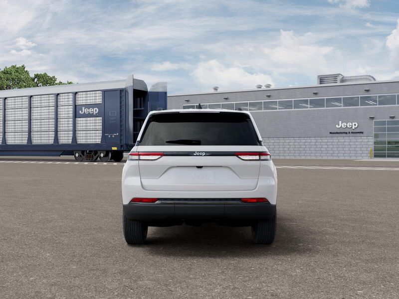 New 2027 Jeep Grand Cherokee Laredo X 4x2Image 7