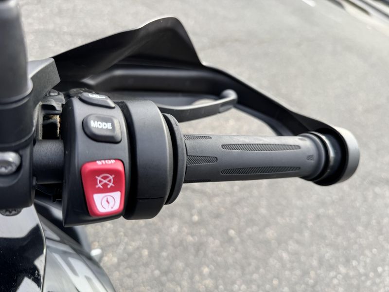 2022 BMW S 1000 XR - TRIPLE BLACK - BLACK STORM METALLIC 