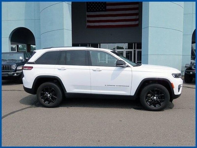 Used 2022 Jeep Grand Cherokee LimitedImage 2