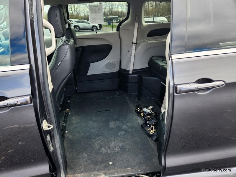Used 2022 Chrysler Pacifica Touring L