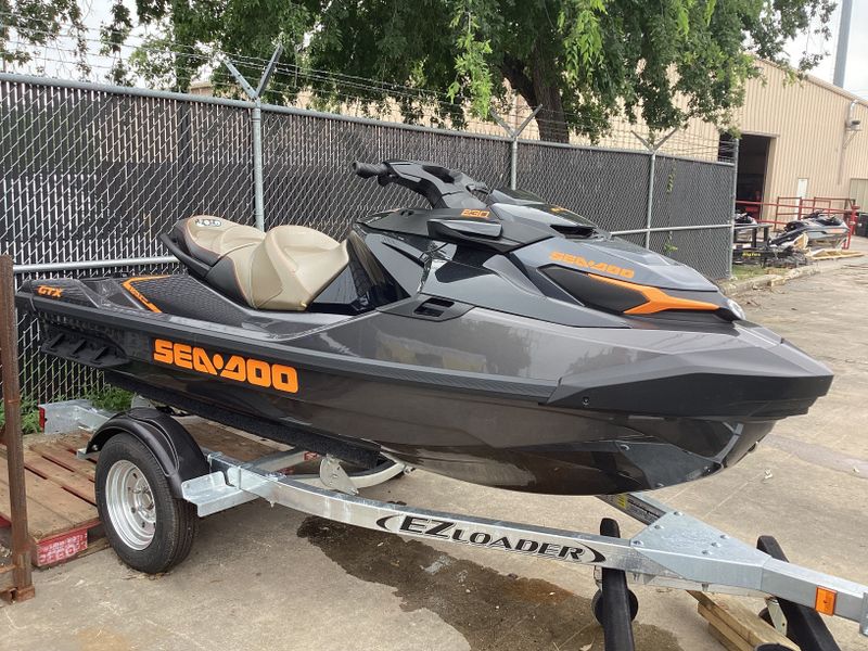 2023 SEADOO GTX 230 IBR ECLIPSE BLACK AND ORANGE CRUSH Image 9