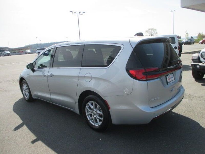 2023 Chrysler Pacifica Touring LImage 12