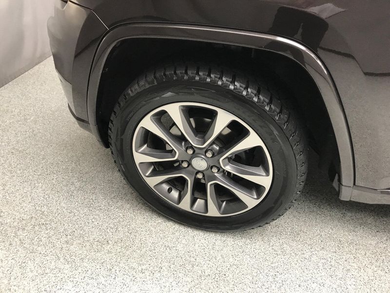 Used 2017 Jeep Grand Cherokee OverlandImage 2