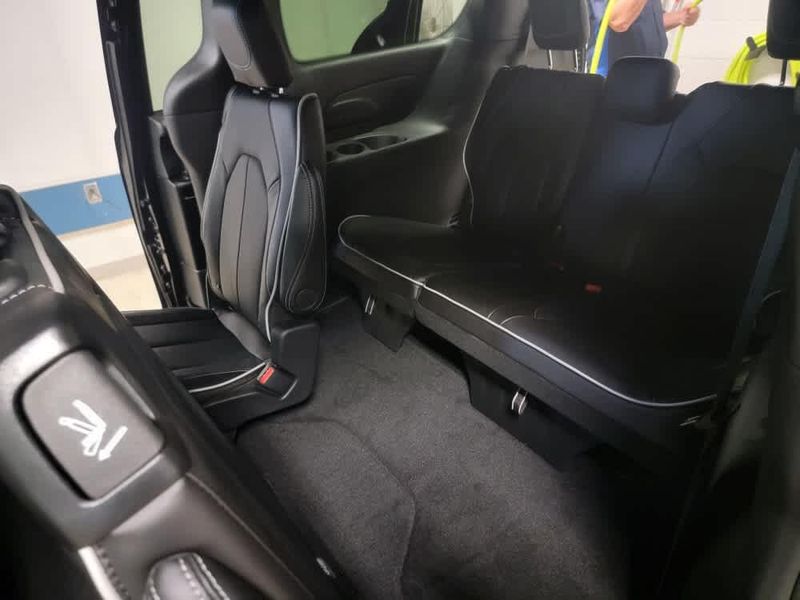 2026 Chrysler Pacifica Limited photo 12