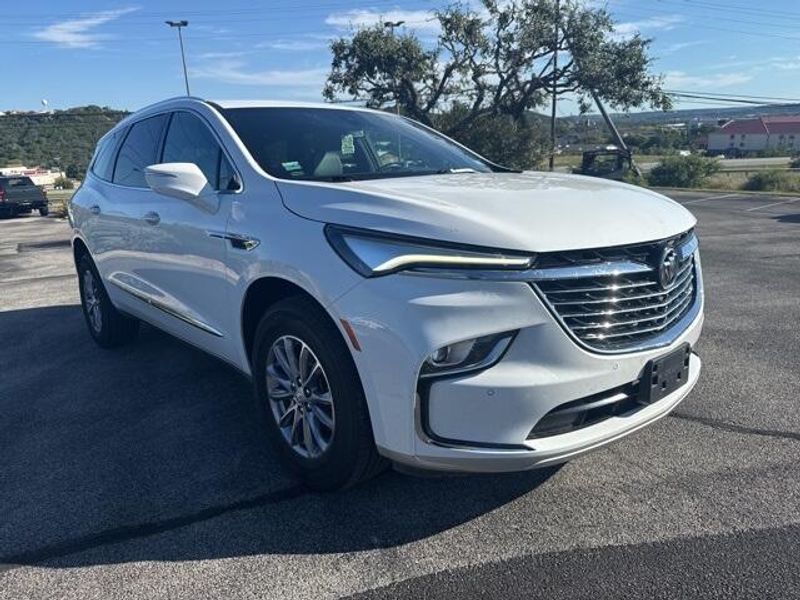 2023 Buick Enclave Essence photo 2