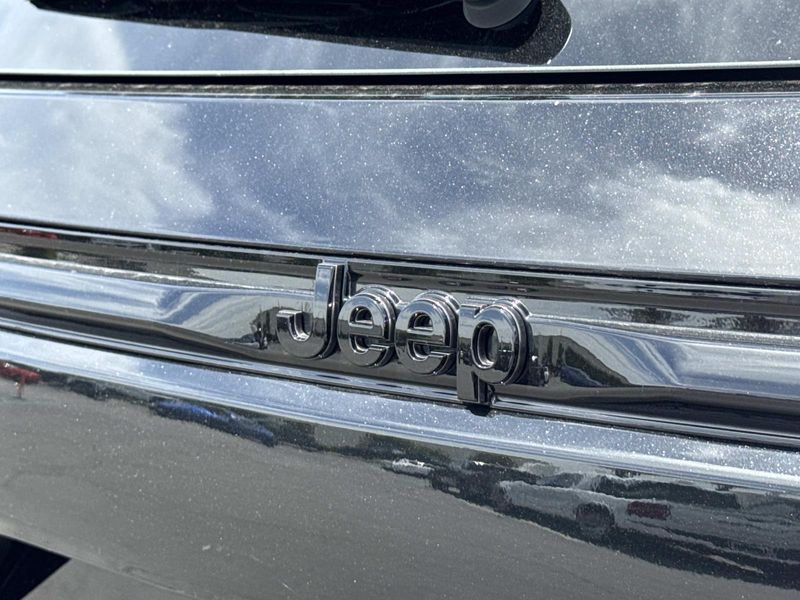 New 2026 Jeep Grand Cherokee Laredo Altitude 4x2