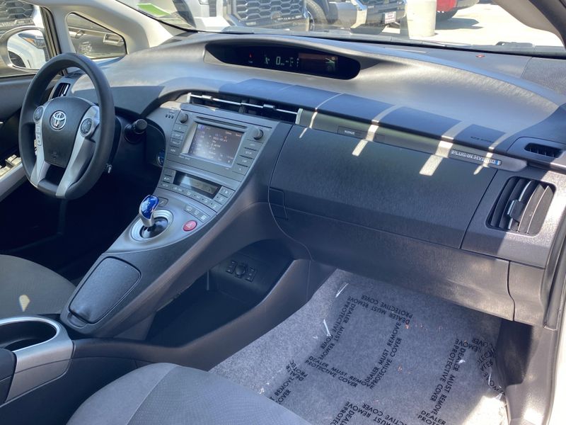 Used 2014 Toyota Prius Plug-In Image 9