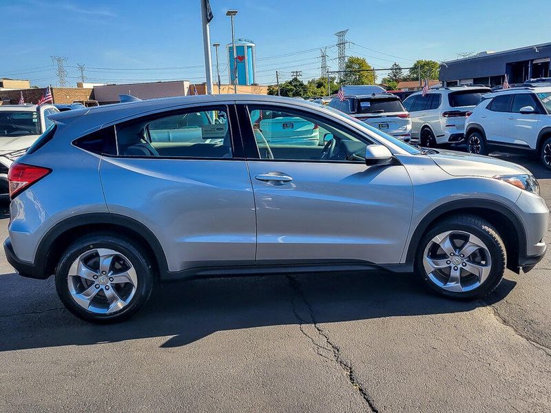 2017 Honda HR-V LX photo 8