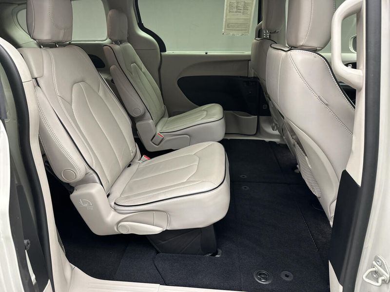 Used 2021 Chrysler Pacifica LimitedImage 13