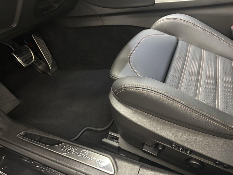 New 2025 Alfa Romeo Giulia Intensa AwdImage 4