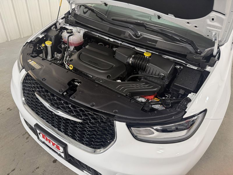 Used 2024 Chrysler Pacifica Touring LImage 17