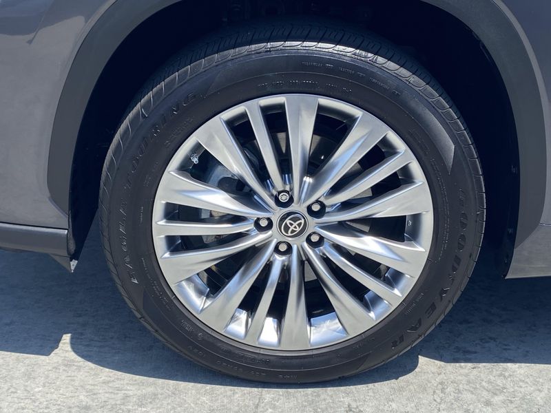 Used 2023 Toyota Highlander PlatinumImage 8