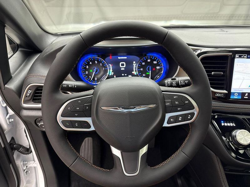 New 2026 Chrysler Pacifica Pinnacle AwdImage 10
