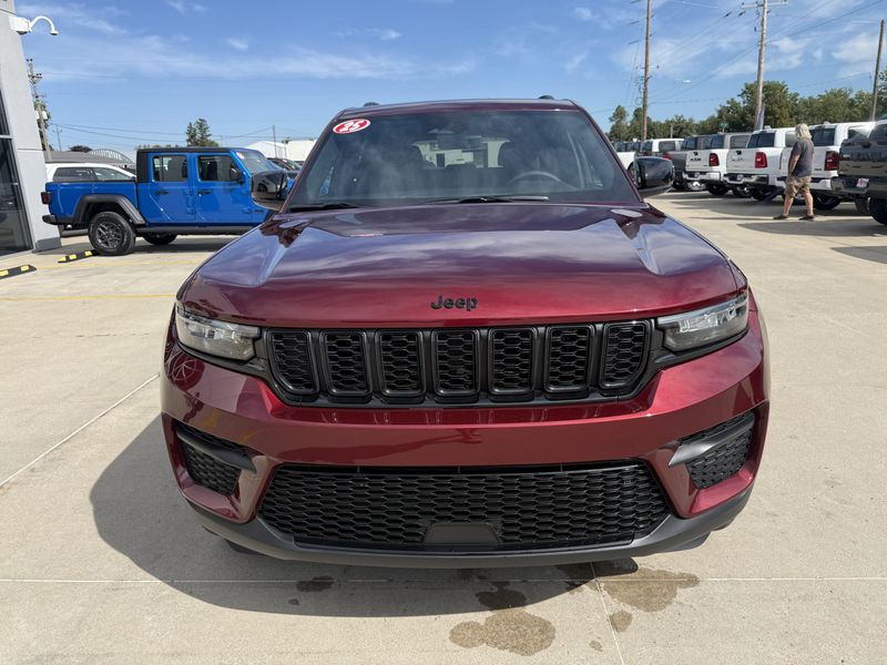 Used 2025 Jeep Grand Cherokee AltitudeImage 33