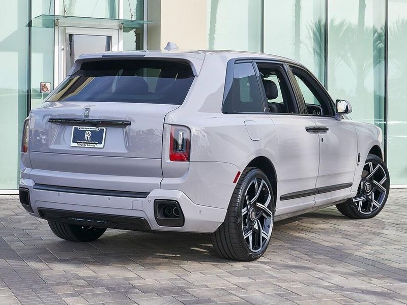 2025 Rolls-Royce Cullinan Image 2