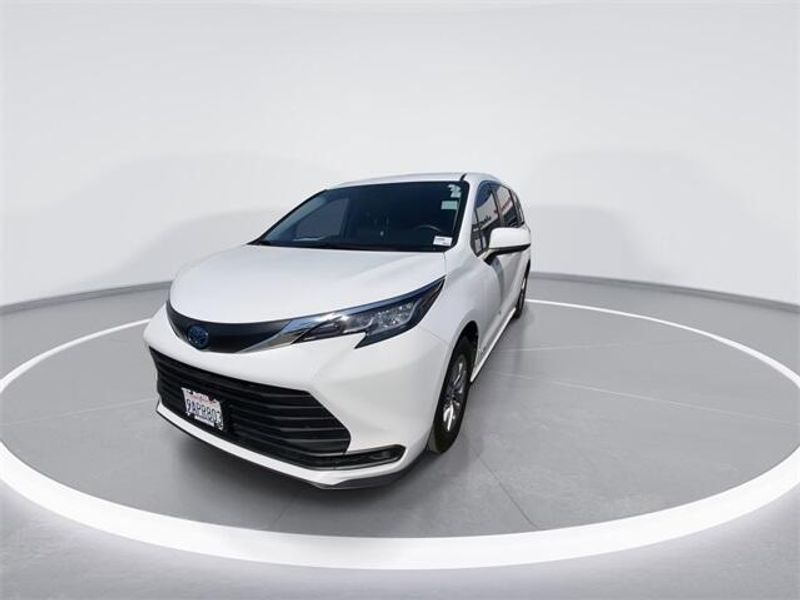 2021 Toyota Sienna LEImage 4